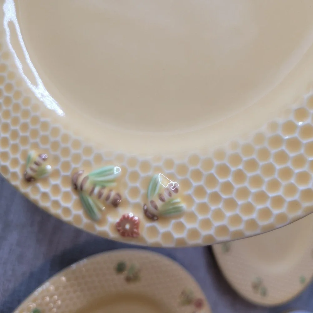 Williams Sonoma Honeybee Salad Plates Set of 4 w/ Hat Box RARE Bee Stoneware NEW